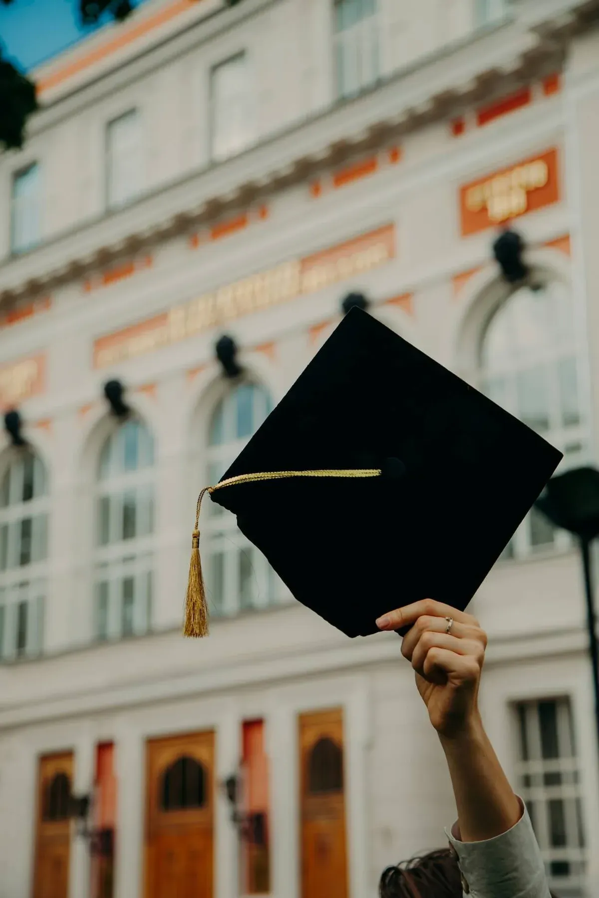 Étudiant qui réfléchit à ses options après un refus en master