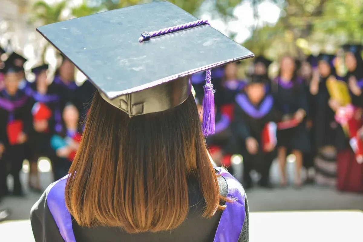 Étudiants en amphithéâtre lors d'une conférence universitaire
