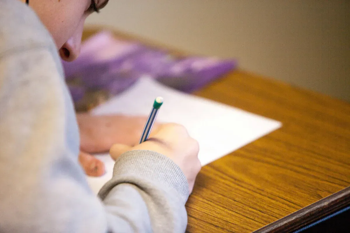 Étudiant en train de rédiger sa lettre de motivation