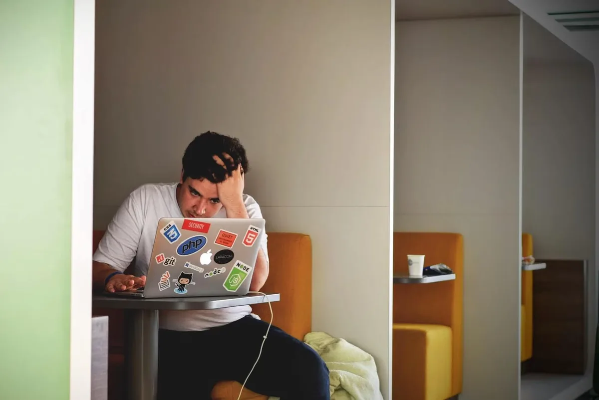 Étudiant qui gère son budget sur un ordinateur portable