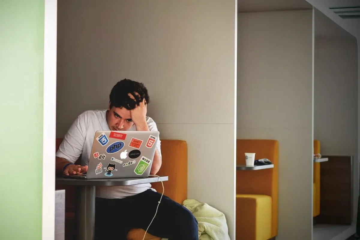 Étudiant qui gère son budget sur un ordinateur portable