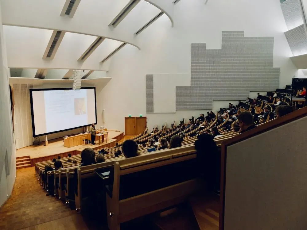Amphithéâtre d'université bondé d'étudiants