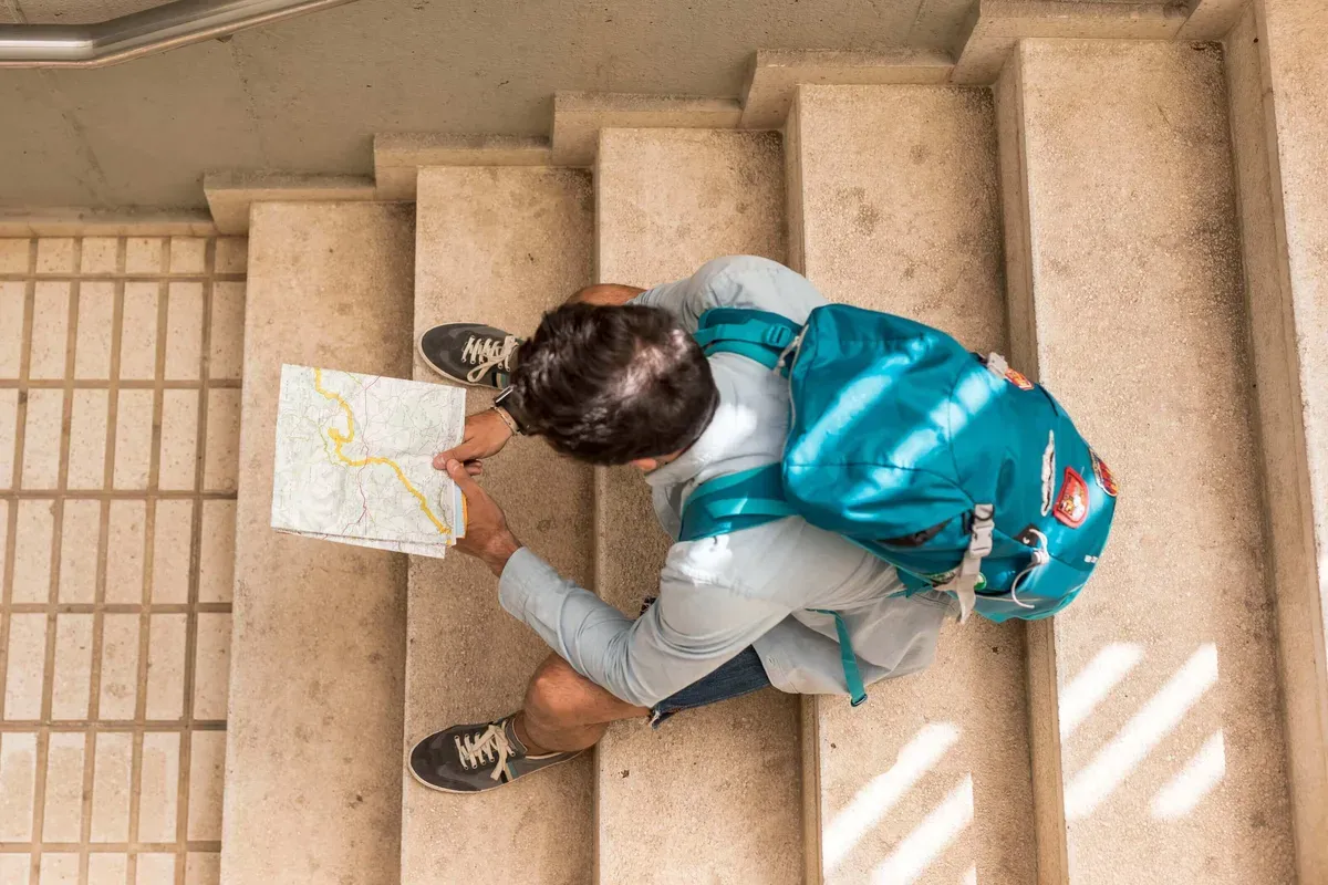 Lycéen qui prépare ses vœux Parcoursup sur son ordinateur