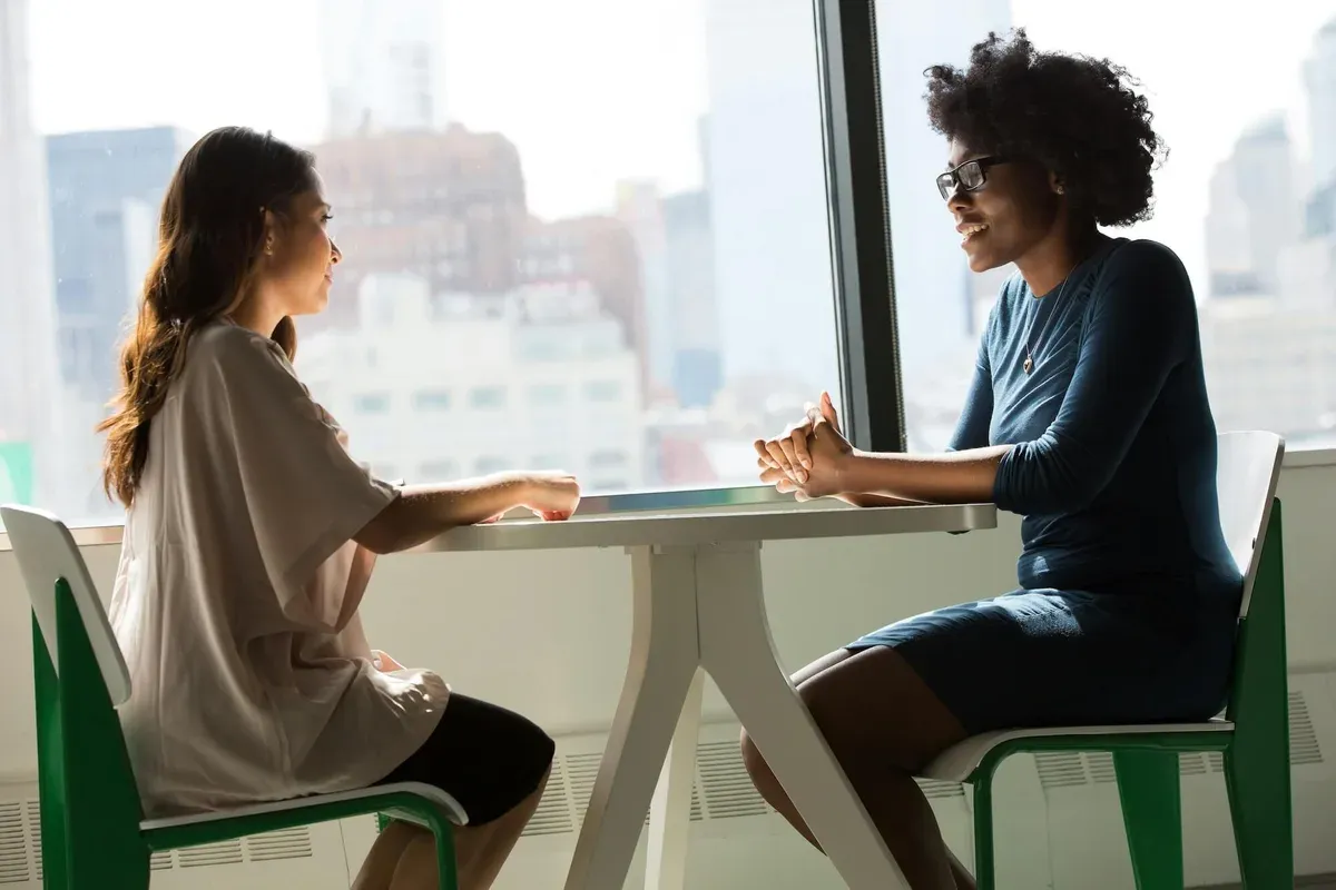 Étudiant qui prépare son entretien de motivation pour un master
